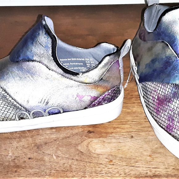 A pair of Sneakers - Picture 2 of 3